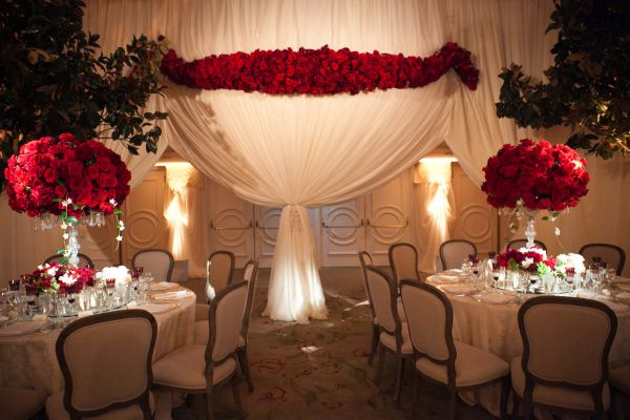 Бело-красное оформление зала