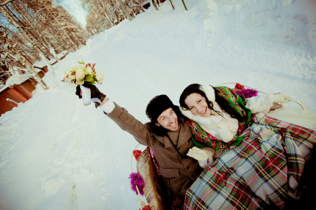 Молодожены катаются на санях