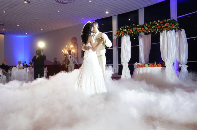 Молодая пара танцует в банкетном зале