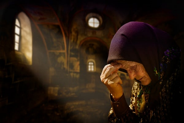 Молитва Бабушка молится