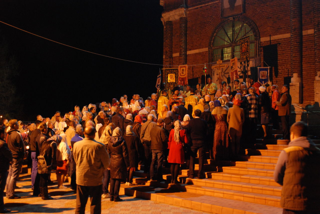 Крестный ход Люди у церкви в пасхальную ночь
