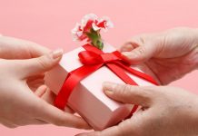 Что подарить девушке на 8 марта