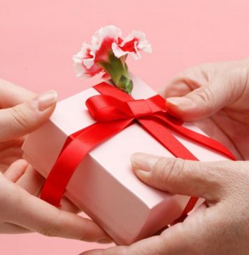 Что подарить девушке на 8 марта