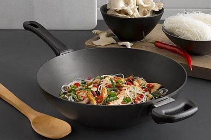 Что готовят на сковороде вок. Особенности приготовления