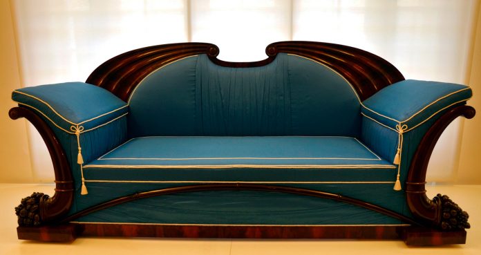 Профессиональная химчистка мебели и ее особенности