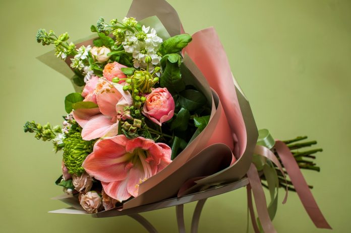 Как украсить дом искусственными цветами