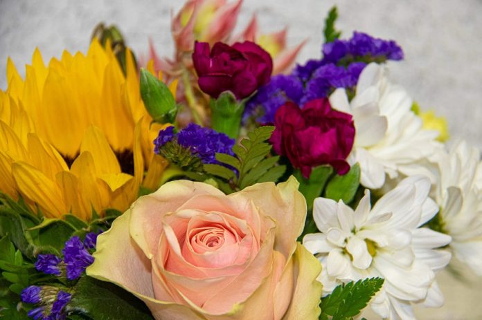 Какие выбрать сорта цветов для букета на 50-летний юбилей