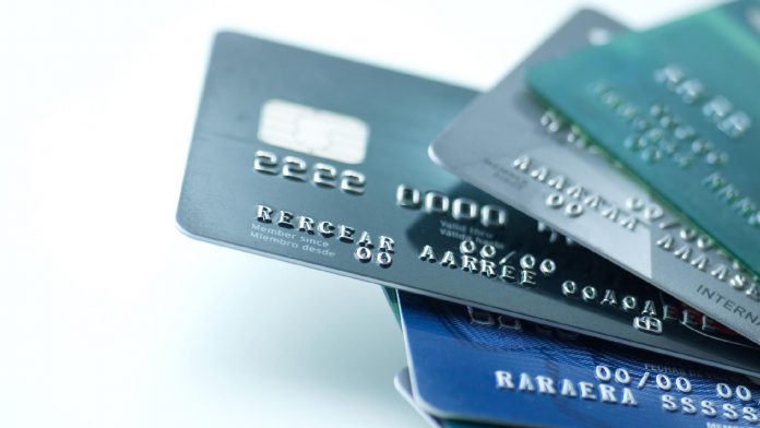 Почему работодателям удобно перечислять зарплату на карту