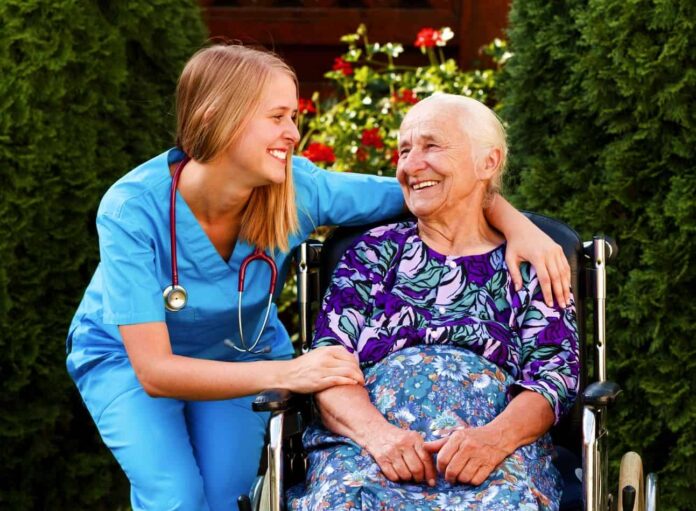 Услуги, предоставляемые в домах престарелых: медицинская помощь, реабилитация и занятия по интересам