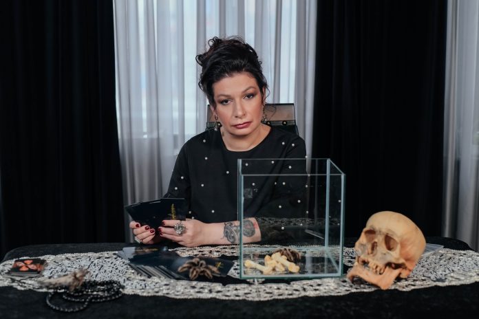 Алена Полынь аферистка или ведьма?