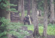 Знакомство с азартом пейнтбола на открытом воздухе