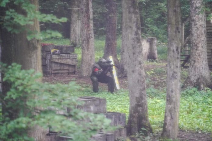 Знакомство с азартом пейнтбола на открытом воздухе