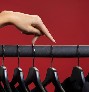 Зачем и какие нужны вешалки в гардеробе?