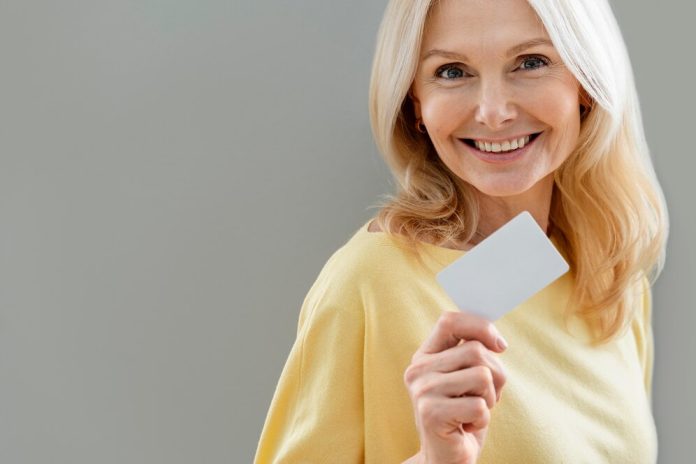 Кредитные карты для пенсионеров: какие особенности и преимущества