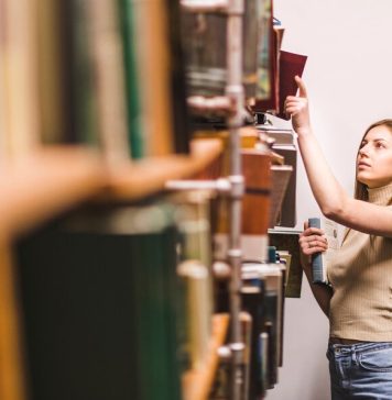 Как продать книги в Москве: особенности