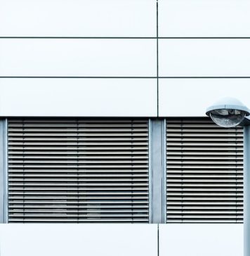 Автоматические рольставни с электроприводом: какие особенности?