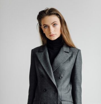 Классические и вечерние костюмы оптом: какие особенности?