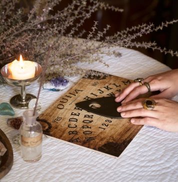 Почему люди верят в эзотерику: загадки и ответы