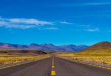 Гранитный бортовой камень: надежность и эстетика для дорог и тротуаров