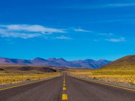 Гранитный бортовой камень: надежность и эстетика для дорог и тротуаров