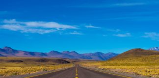 Гранитный бортовой камень: надежность и эстетика для дорог и тротуаров