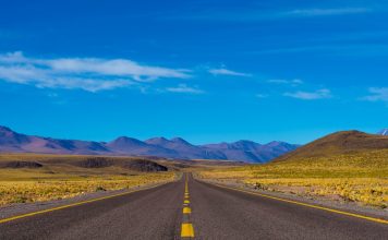 Гранитный бортовой камень: надежность и эстетика для дорог и тротуаров