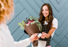 Свежие цветы и воздушные шарики: Идеальное сочетание для любого праздника