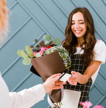 Свежие цветы и воздушные шарики: Идеальное сочетание для любого праздника