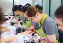 Курсы для девушек и мужчин: практика, которая превращает в мастеров красоты