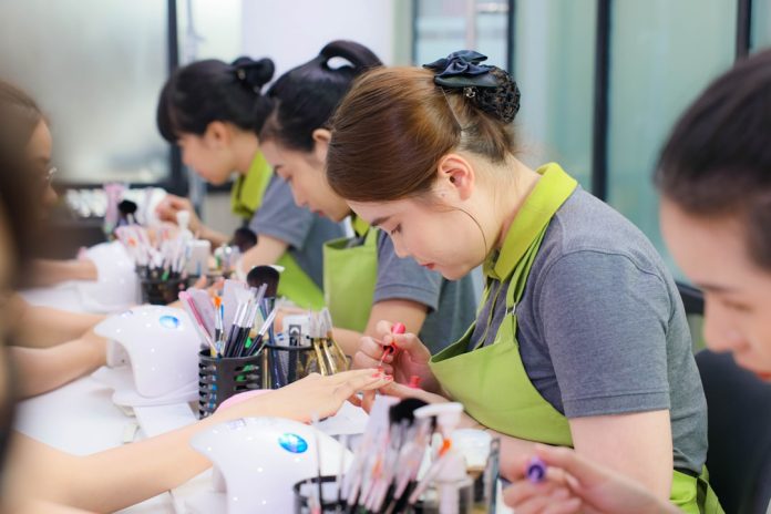 Курсы для девушек и мужчин: практика, которая превращает в мастеров красоты