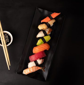 Где заказать суши и роллы в Тюмени недорого в службе доставки еды «Макароллыч»?
