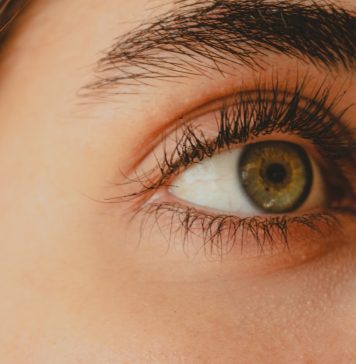 Ремуверы для снятия ресниц: как выбрать лучший и не навредить глазам