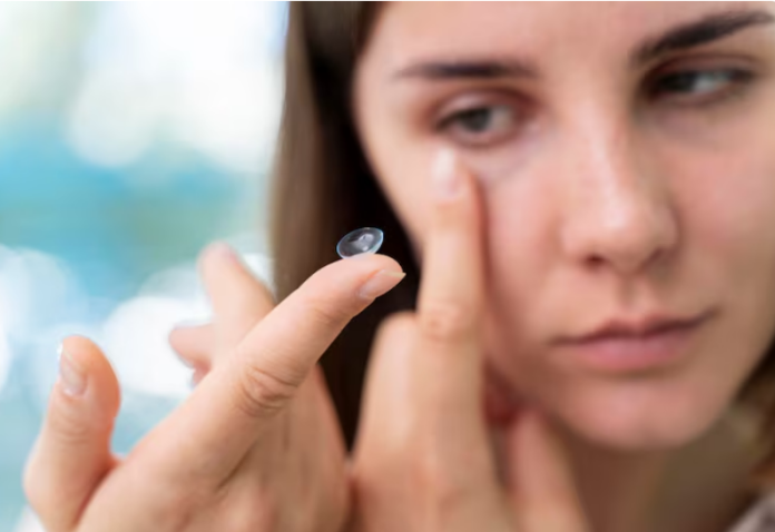 Линзы или очки: как сохранить комфорт, когда на улице всё цветет