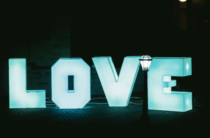 Заказать светящиеся буквы: как превратить любой объект в яркий символ бренда