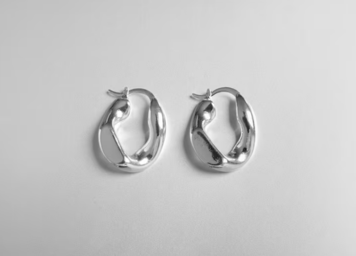 Почему серьги из белого золота так сильно отличаются по цене: разбираем скрытые факторы