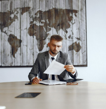 Миграционный юрист: ключевой специалист в вопросах переселения и легализации