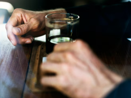 Выведение из запоя: профессиональная помощь и домашние методы