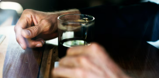 Выведение из запоя: профессиональная помощь и домашние методы