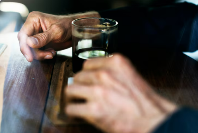 Выведение из запоя: профессиональная помощь и домашние методы