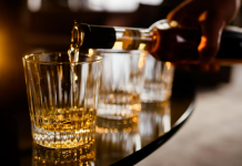 Алкогольный делирий («белочка»): первые признаки и действия родственников до приезда врача