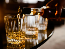 Алкогольный делирий («белочка»): первые признаки и действия родственников до приезда врача