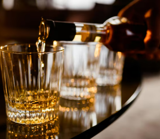 Алкогольный делирий («белочка»): первые признаки и действия родственников до приезда врача