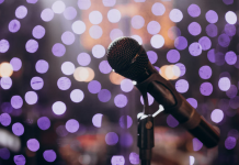 Караоке круглосуточно: как ночная песенная свобода превращается в самый желанный отдых горожан