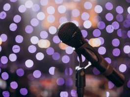 Караоке круглосуточно: как ночная песенная свобода превращается в самый желанный отдых горожан