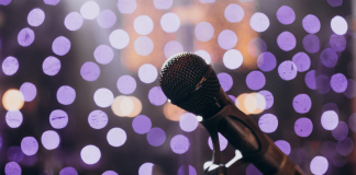 Караоке круглосуточно: как ночная песенная свобода превращается в самый желанный отдых горожан